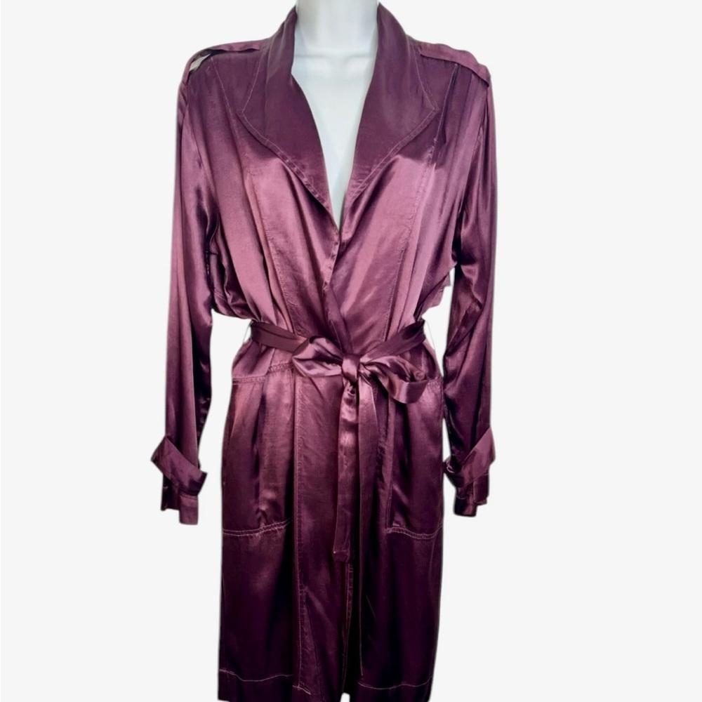 Wine Satin Trench
Nation Ltd
Size L
Worn once
Patch pockets
Amulet shoulders